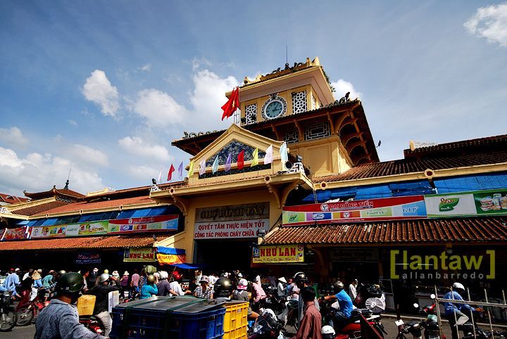 Visit the busy market with many items (Photo: Collectibles)